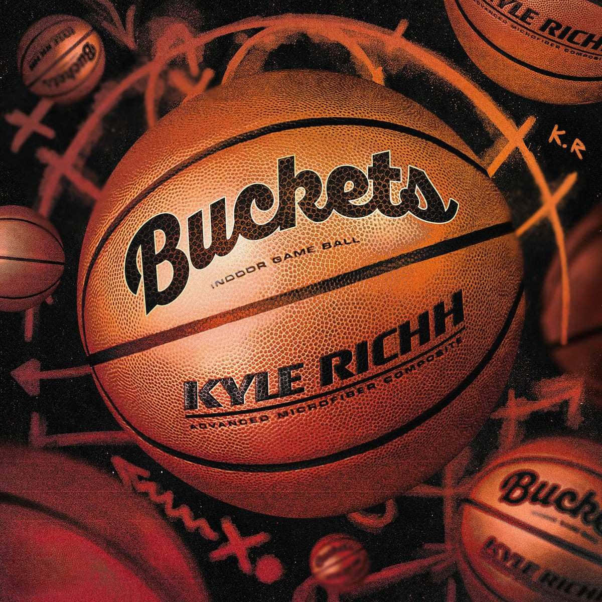  壁紙 — Kyle Richh 的 'Buckets' 品牌籃球特寫，周圍環繞著漂浮的籃框和箭頭，色調為溫暖的橙色和紅色。
