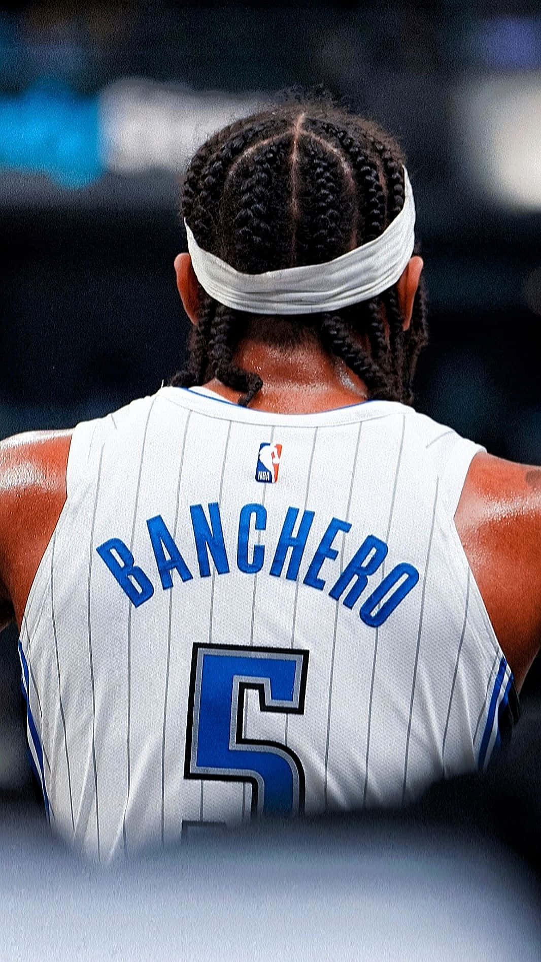  壁紙 — 籃球運動員背部的特寫，顯示白色細條紋球衣上的「BANCHERO」和5號，辮子髮型和頭帶。