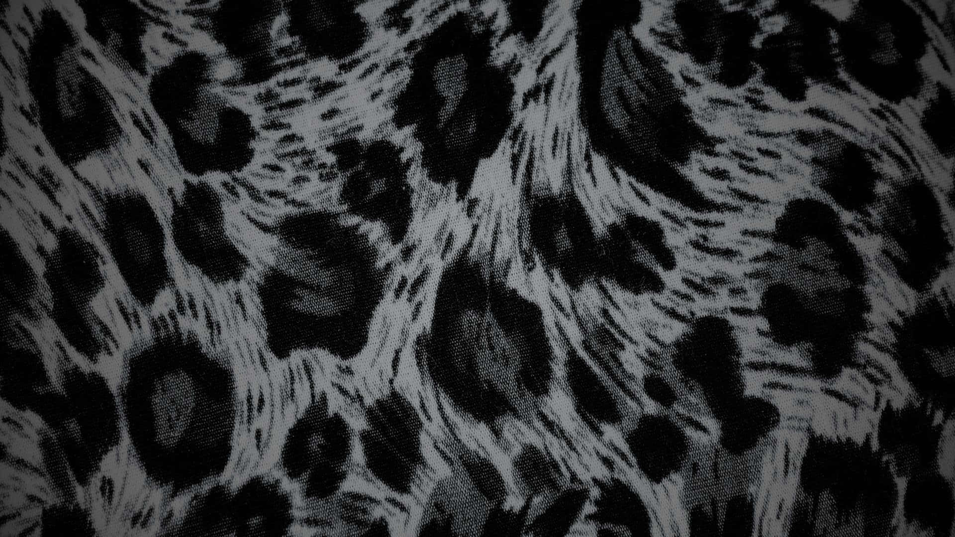  壁紙 — 黑白豹紋布料特寫，帶有紋理筆觸細節。