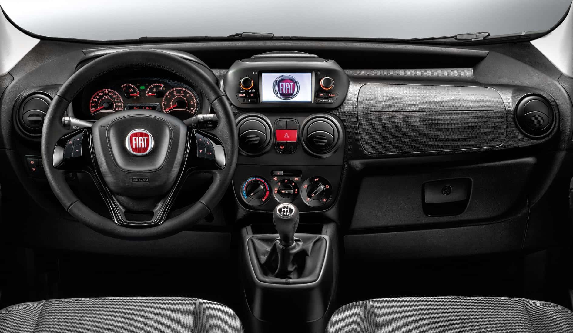 Fiat Fiorino 桌布 壁紙 — 黑色快意汽車內飾特寫，帶有紅色發光錶盤和中央觸控屏幕顯示。
