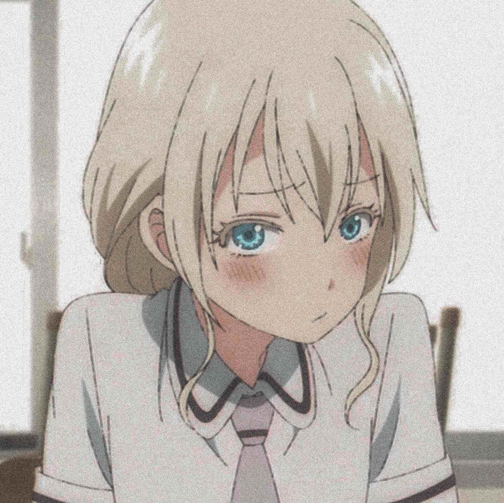  壁紙 — 一個金髮藍眼動漫女孩穿著校服，低頭露出害羞表情的特寫。