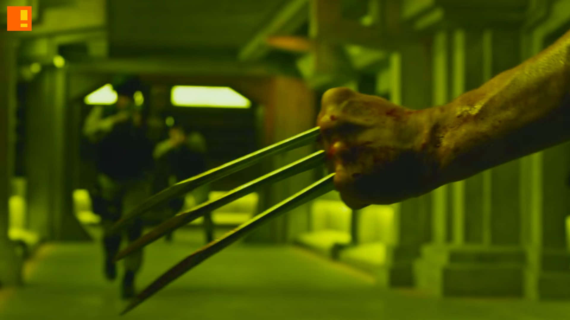 Adamantium 桌布 壁紙 — 一隻血淋淋的手在昏暗的綠色走廊中緊握亞德曼金屬爪的特寫，背景有模糊的人影。