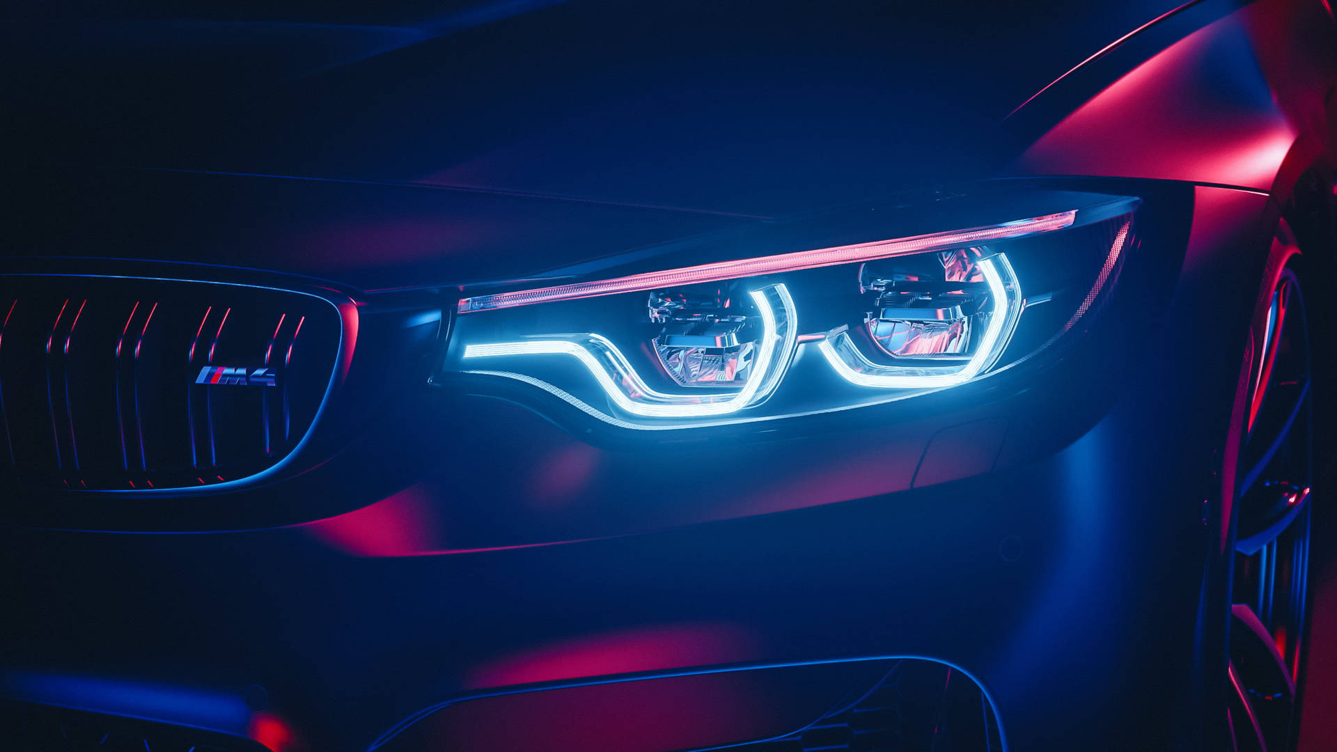 BMW M 車頭燈在黑暗工作室中發出藍色和紅色光芒