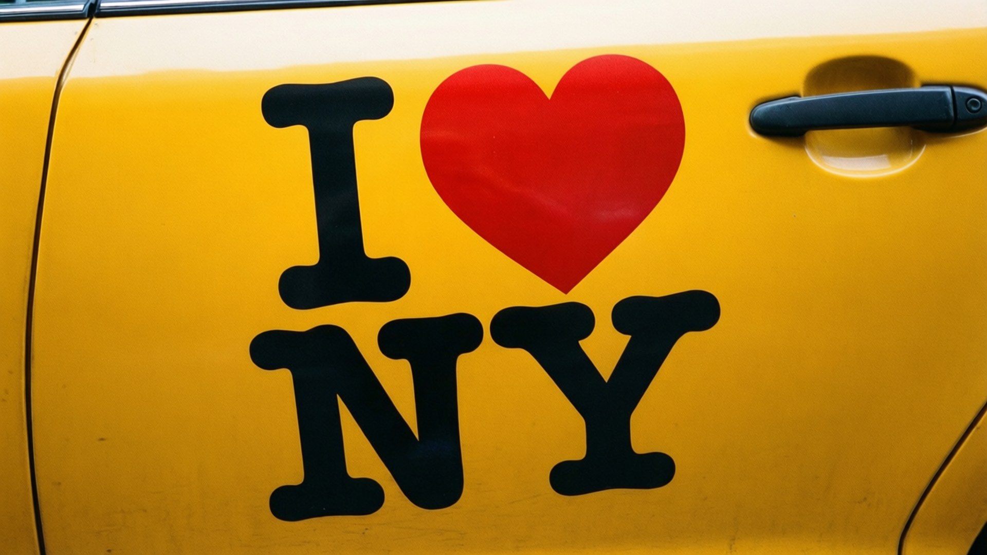 黃色紐約的士，側門上有 I heart NY 標誌