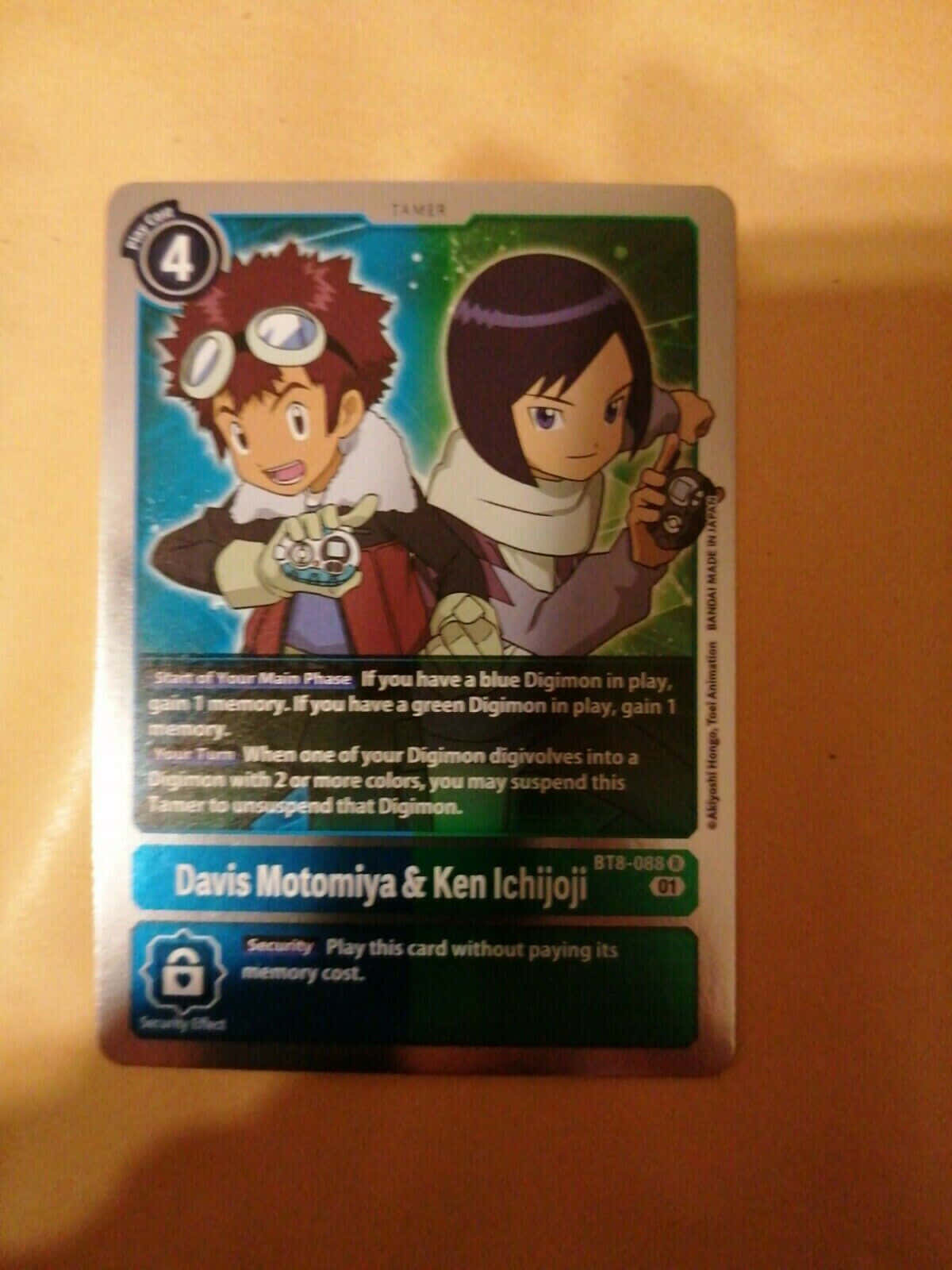 Davis Motomiya 桌布 壁紙 — 一張數碼暴龍卡的特寫，戴維斯和肯在綠色數碼背景前手持D-探測器。