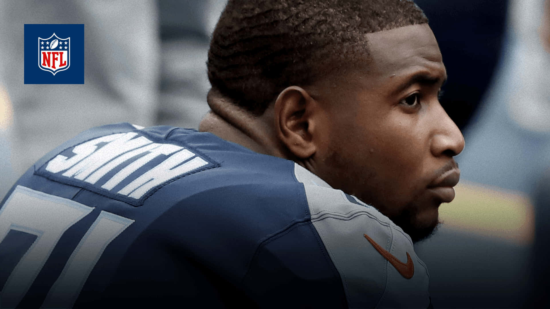 身穿藍色球衣的NFL美式足球球員專注地向前凝視。