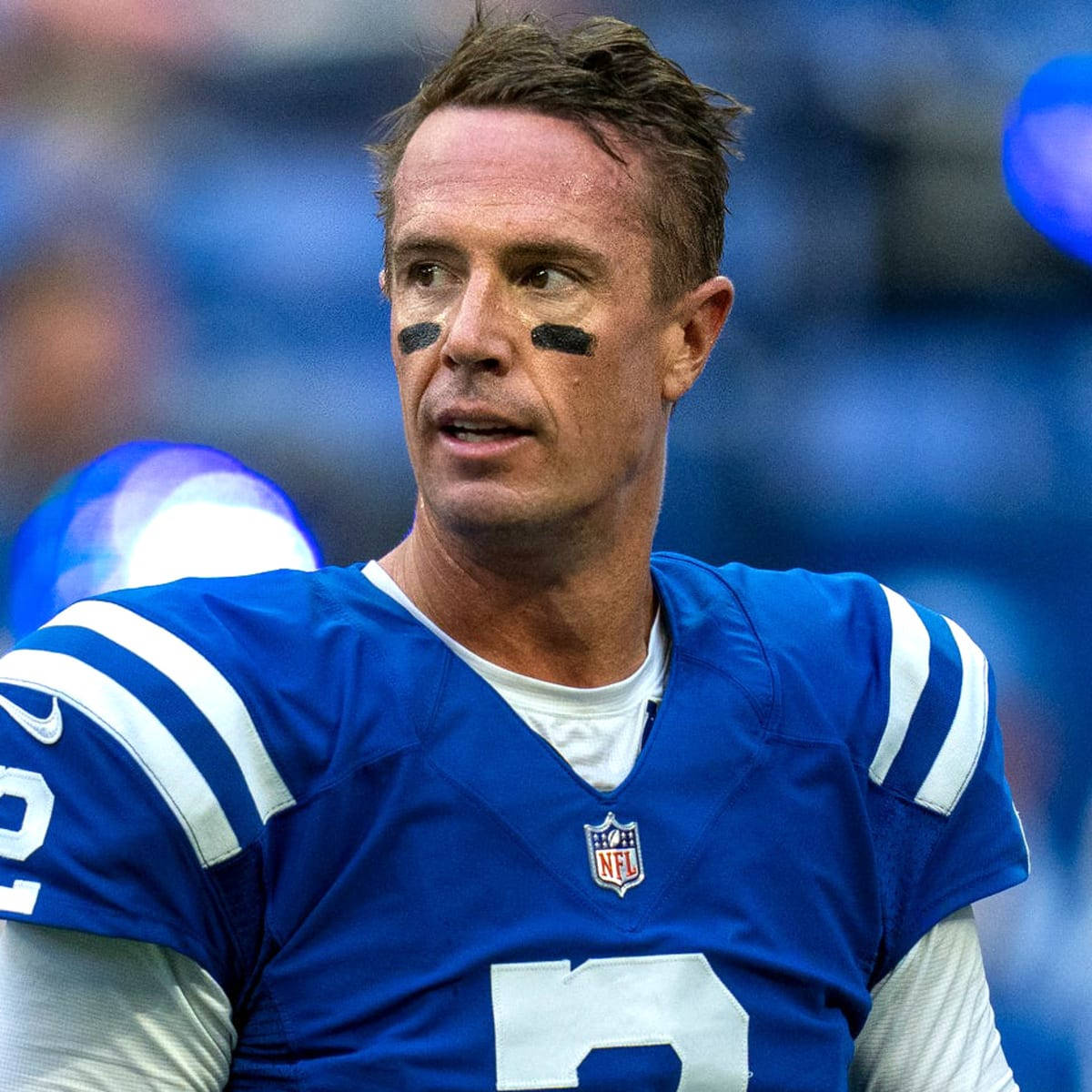 NFL四分衛在比賽中身穿藍色球衣並帶有黑色眼影。