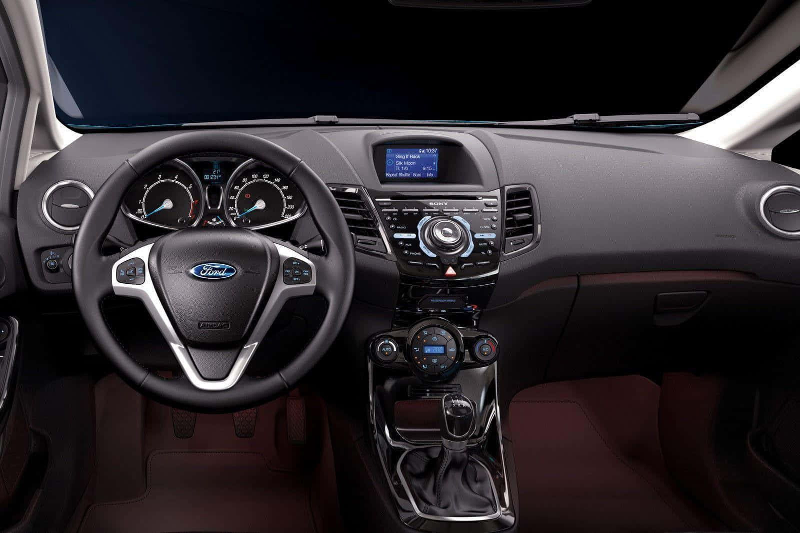 Ford Fiesta 桌布 壁紙 — 福特汽車現代黑色內飾儀表板特寫，配備數碼顯示屏和紅色皮革座椅。
