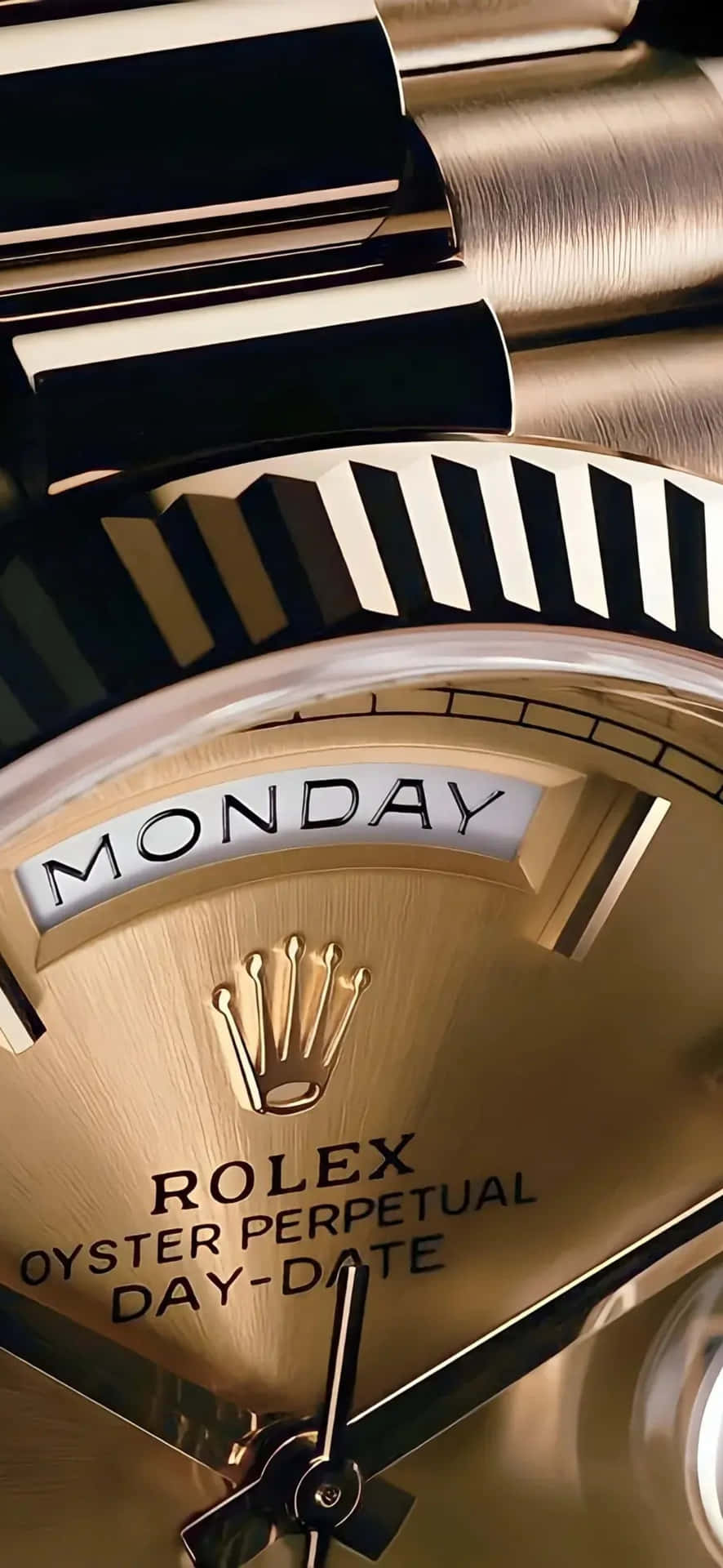  壁紙 — 金色勞力士Oyster Perpetual Day-Date手錶特寫，顯示星期一，黑色錶圈和錶冠。