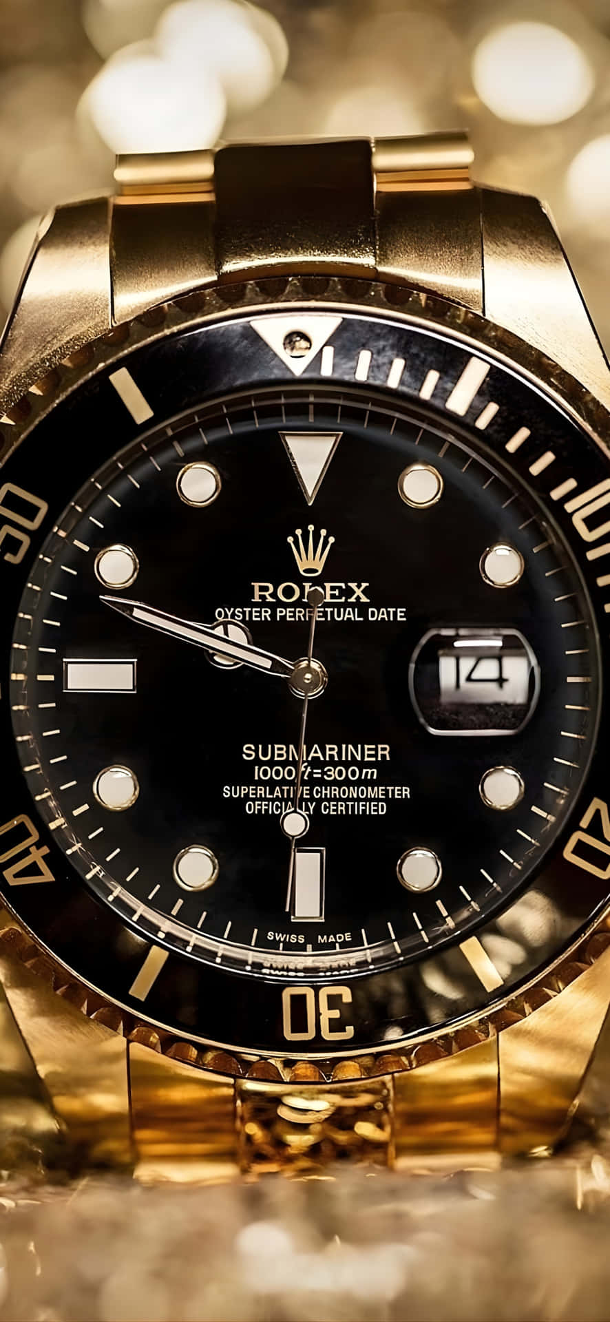  壁紙 — 金色勞力士Submariner手錶的特寫，黑色錶盤和日期窗口，背景為模糊的金色散景。
