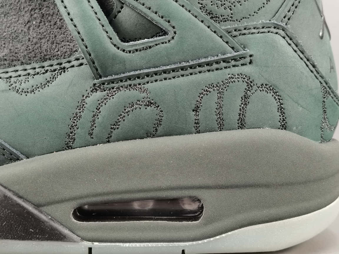 Kaws X Nike 桌布 壁紙 — 綠色麂皮運動鞋特寫，帶有黑色縫線和可見的氣墊鞋底。