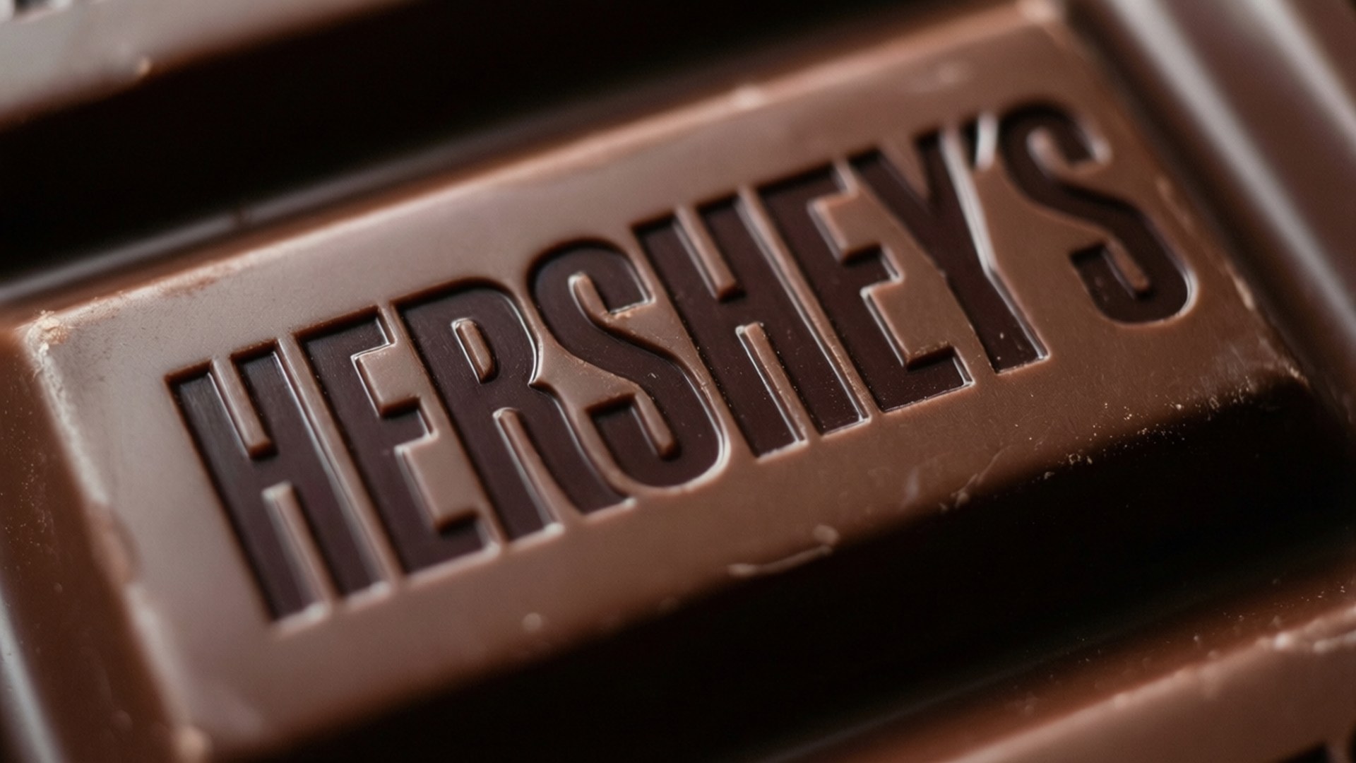 桌布 壁紙 — Hershey's 朱古力條特寫，帶有壓印標誌和光澤棕色質感。