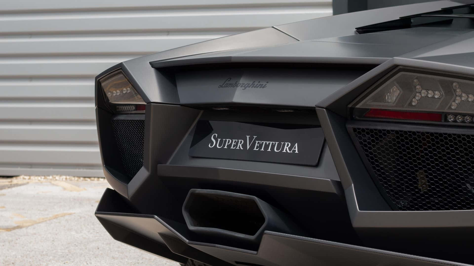 Lamborghini Reventón 桌布 壁紙 — 啞光黑色林寶堅尼 Super Vettura 具侵略性車尾的 close-up，帶有銳利角度和發光尾燈。