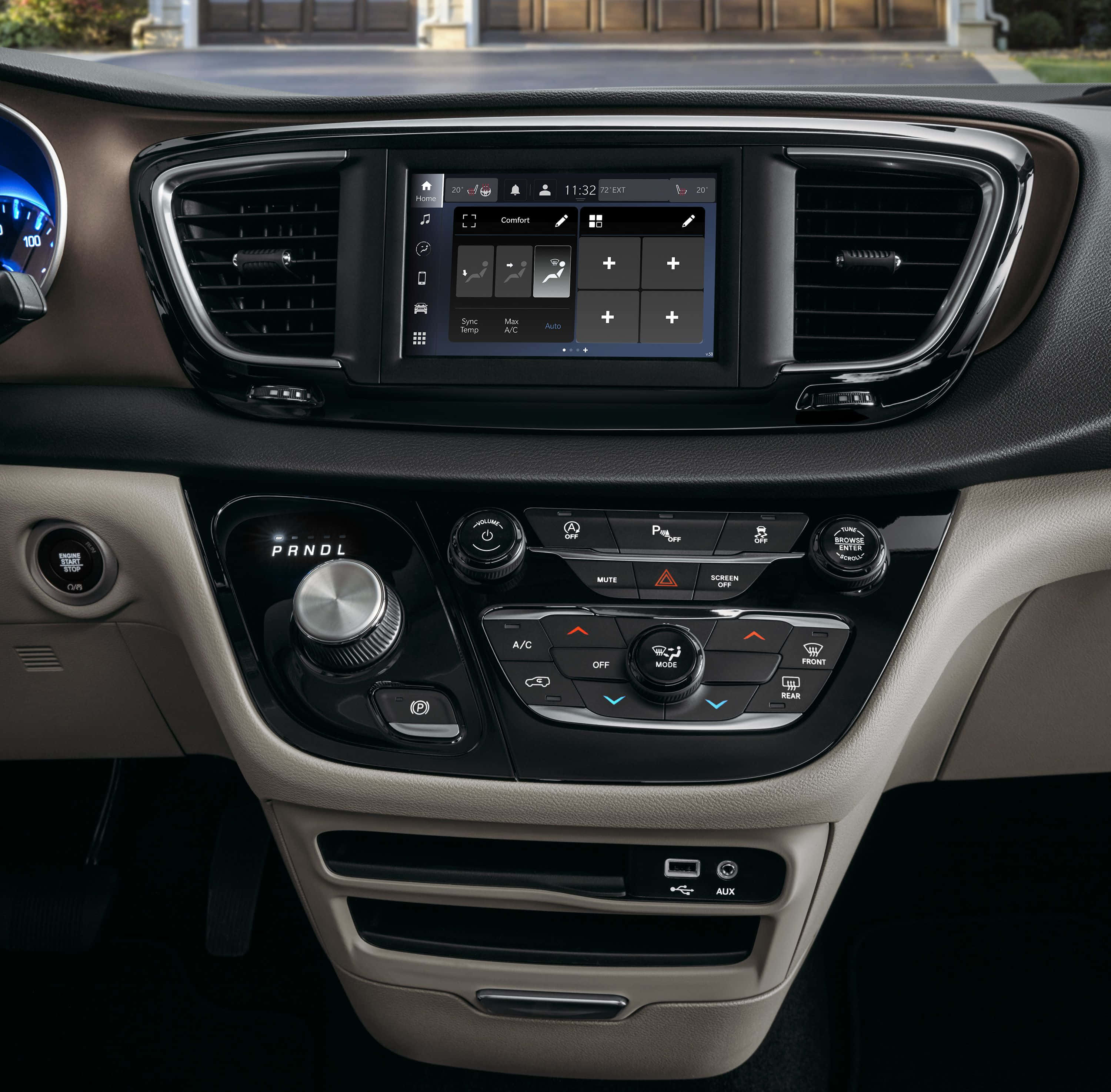 Chrysler Voyager 桌布 壁紙 — 現代汽車儀表板的特寫，配備觸控螢幕顯示器和氣候控制，米色和黑色內飾。
