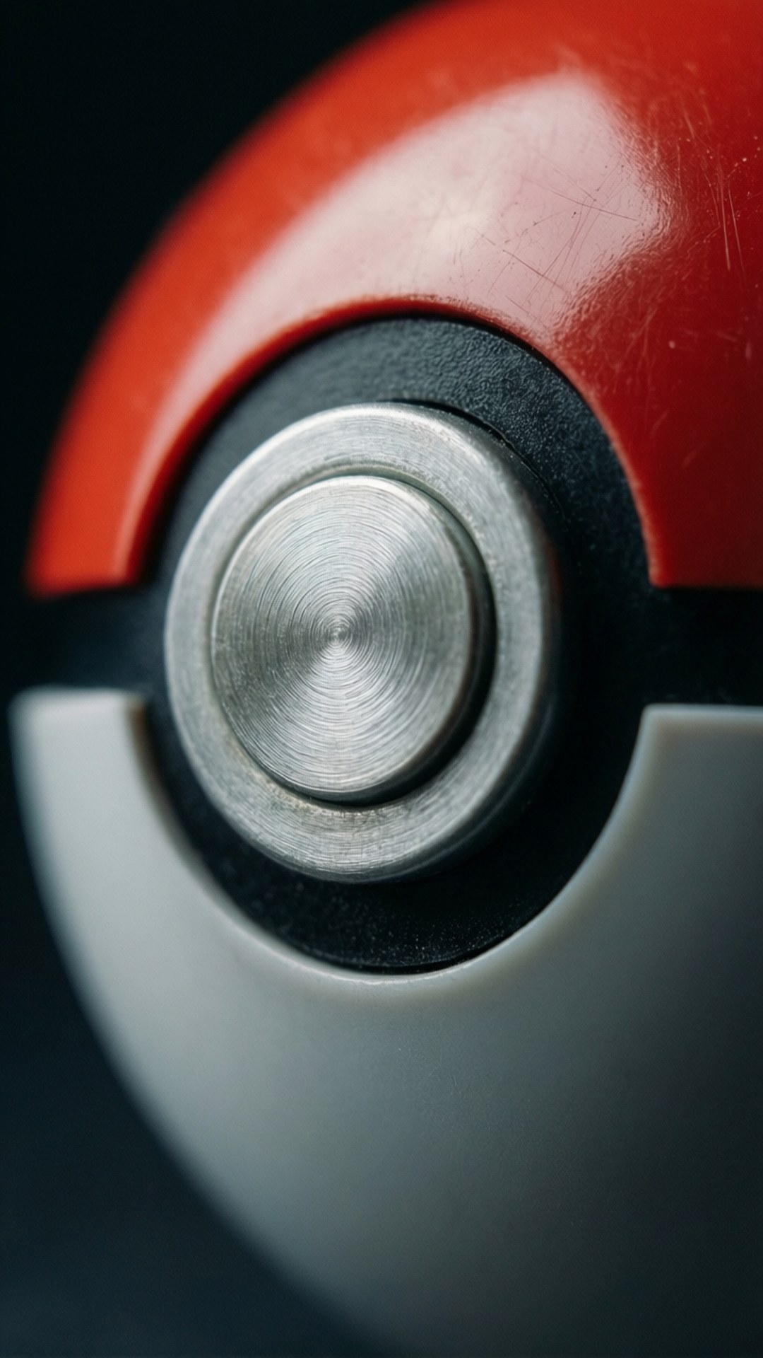 Poké Ball 按鈕和兩半的微距特寫，景深較淺。