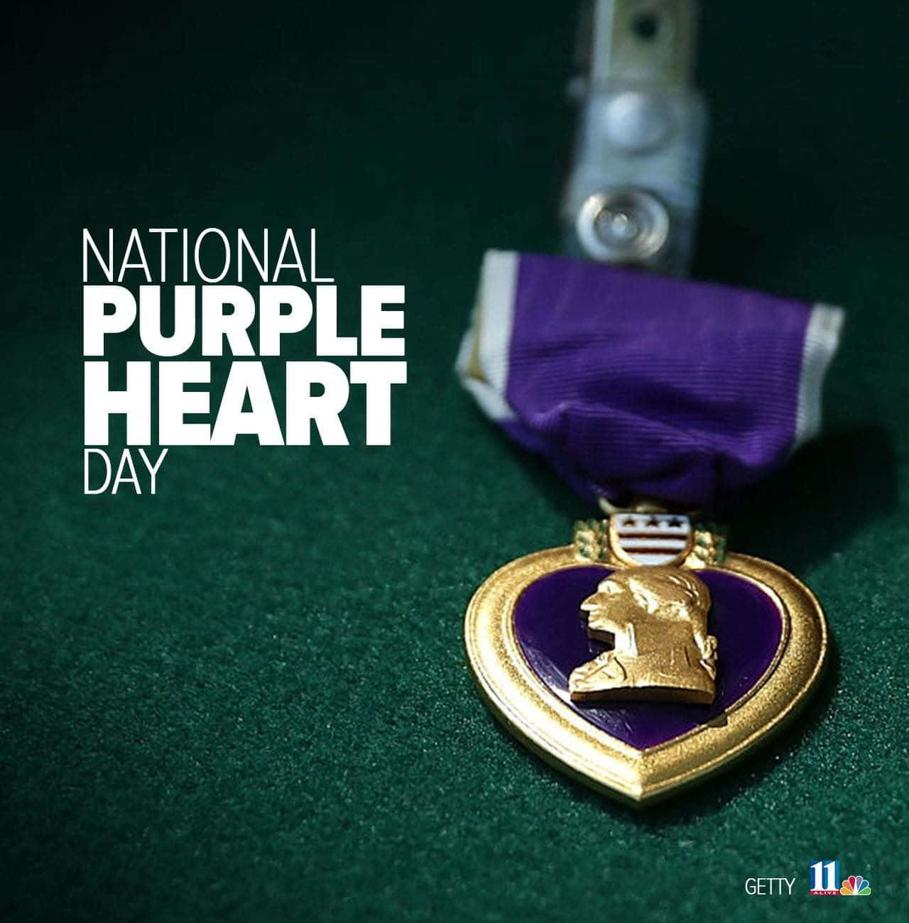 Purple Heart Day 桌布 壁紙 — 紫心勳章近距離特寫，紫色絲帶放在綠色氈布上，旁邊有粗體白色文字寫著 National Purple Heart Day。