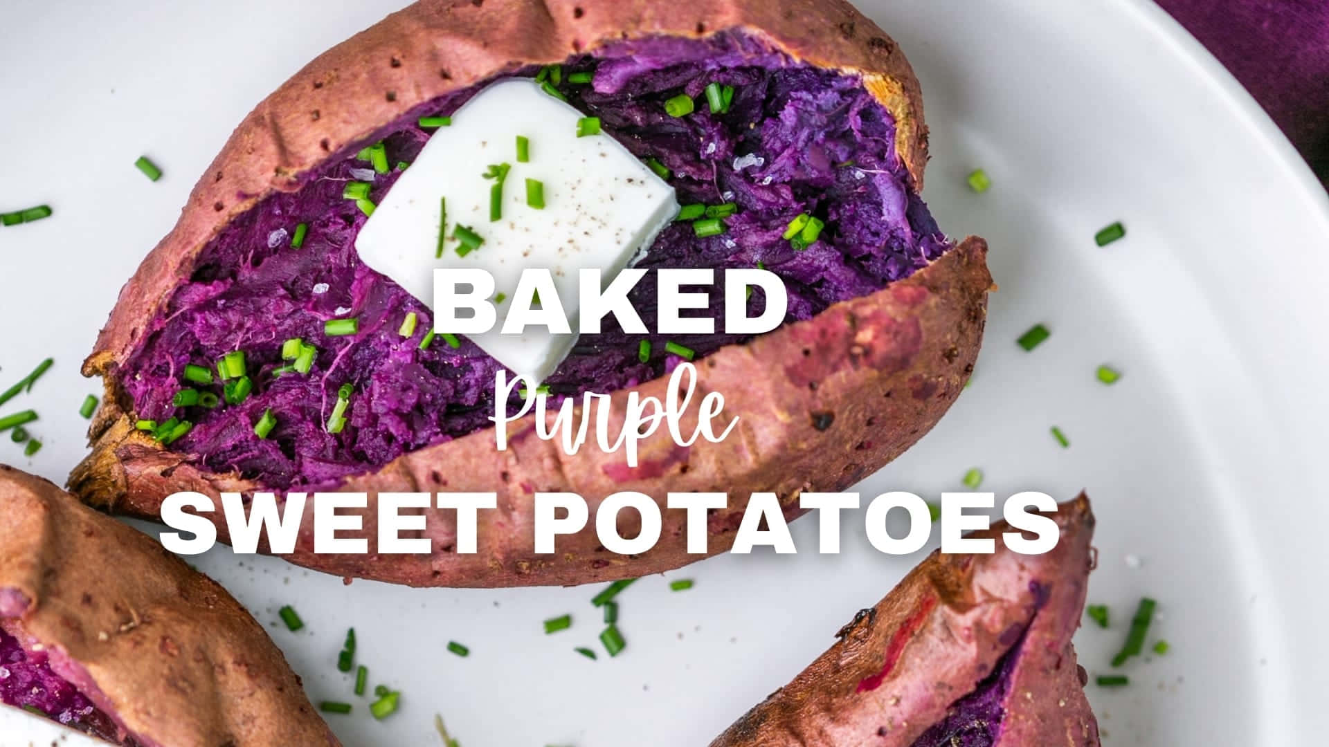 Purple Sweet Potato 桌布 壁紙 — 白色碟上，一個切開的紫色番薯，上面放有牛油和切碎的細香蔥的特寫。