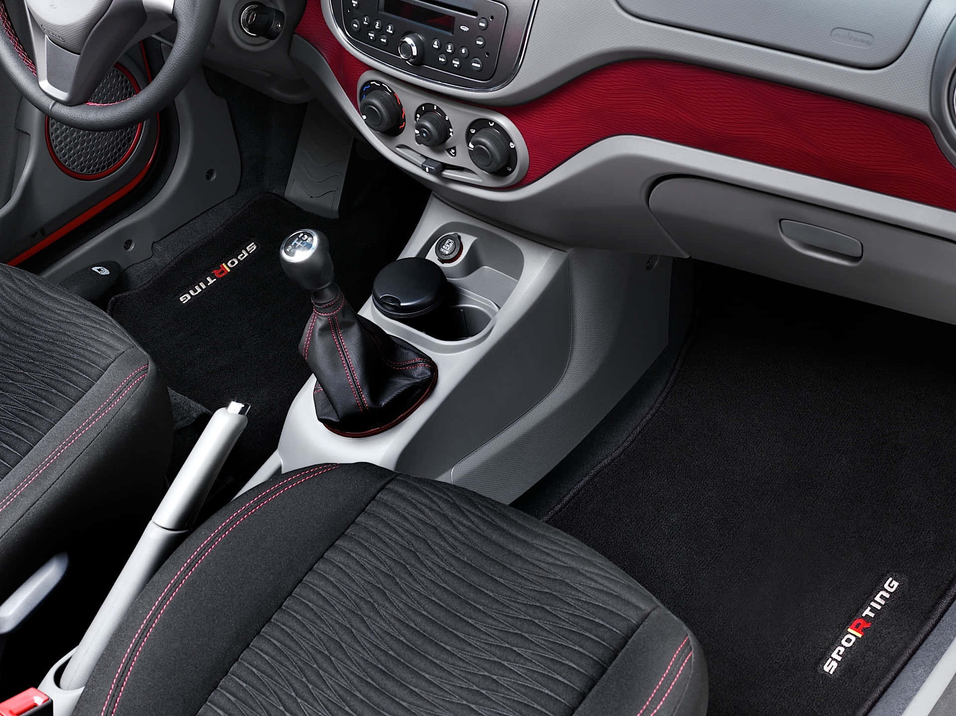 Fiat Palio 桌布 壁紙 — 運動型汽車內部特寫，黑色紋理座椅、紅色縫線、紅色點綴和手動變速桿。