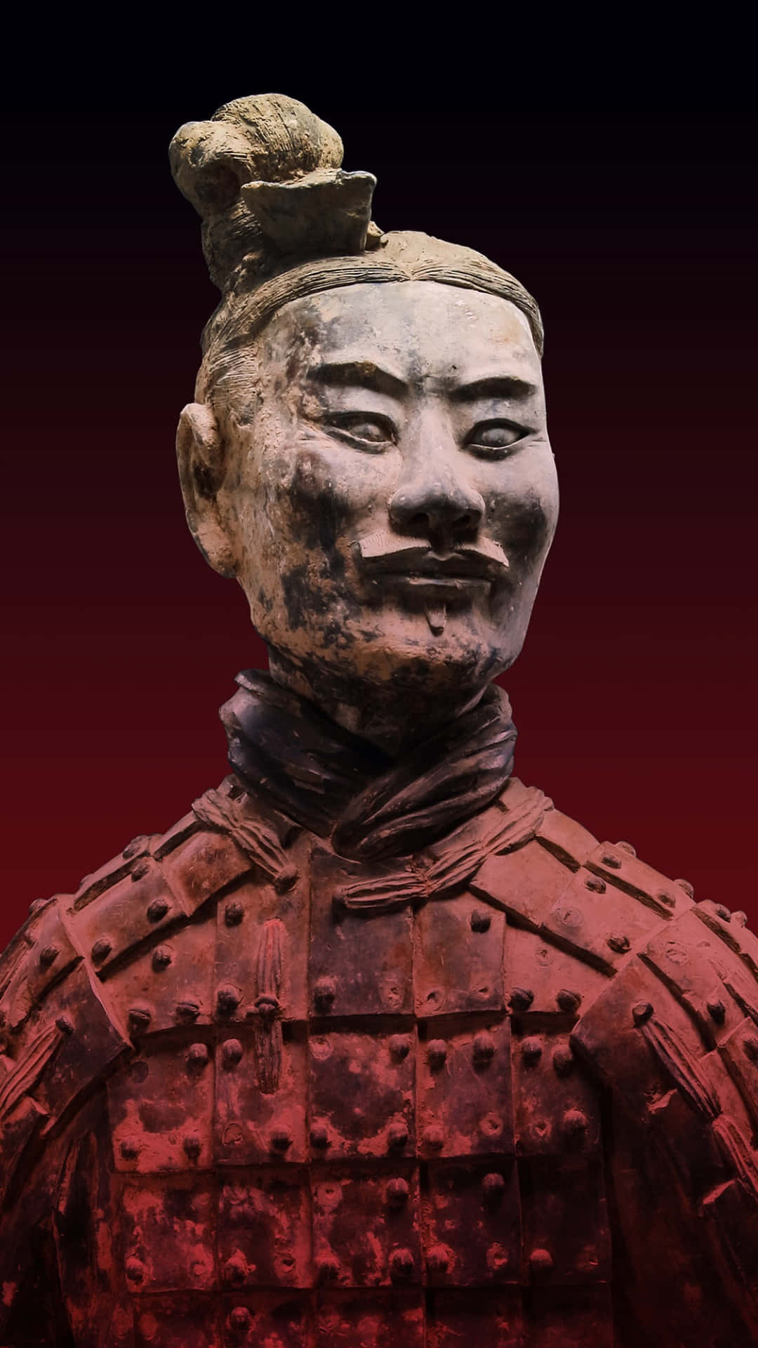 壁紙 — 特寫鏡頭下的兵馬俑，面部特徵細緻，盔甲歷經風霜，背景為深紅色漸變。