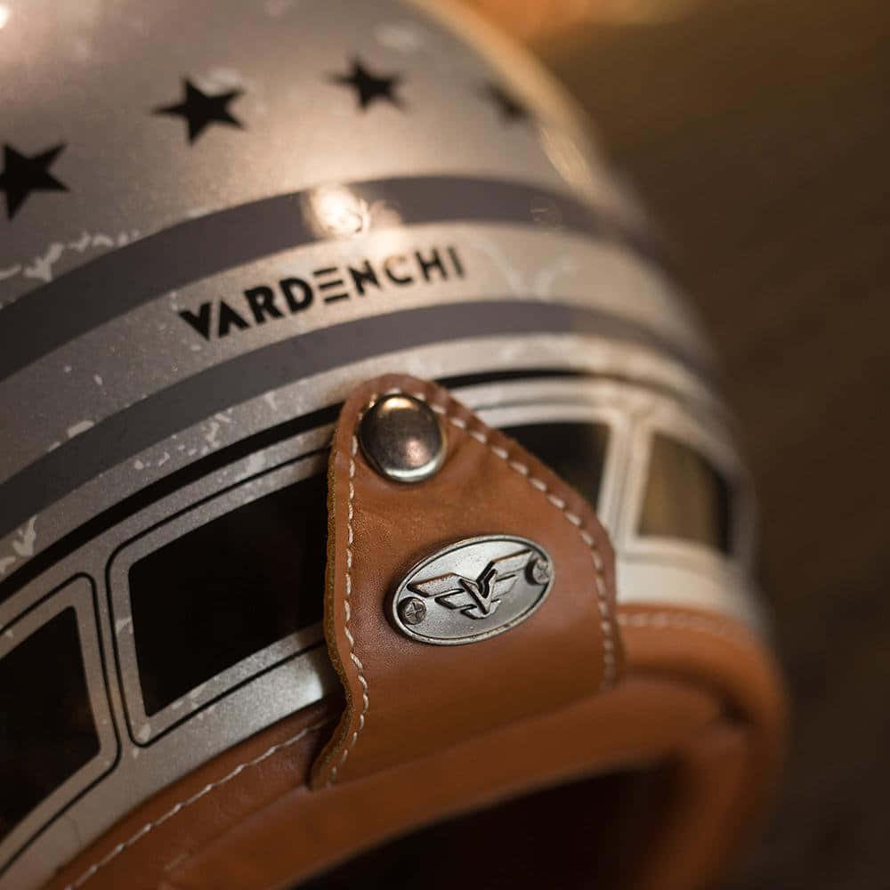 Vardenchi 桌布 壁紙 — 復古銀色電單車頭盔的特寫，帶有黑色星星和棕色皮帶。