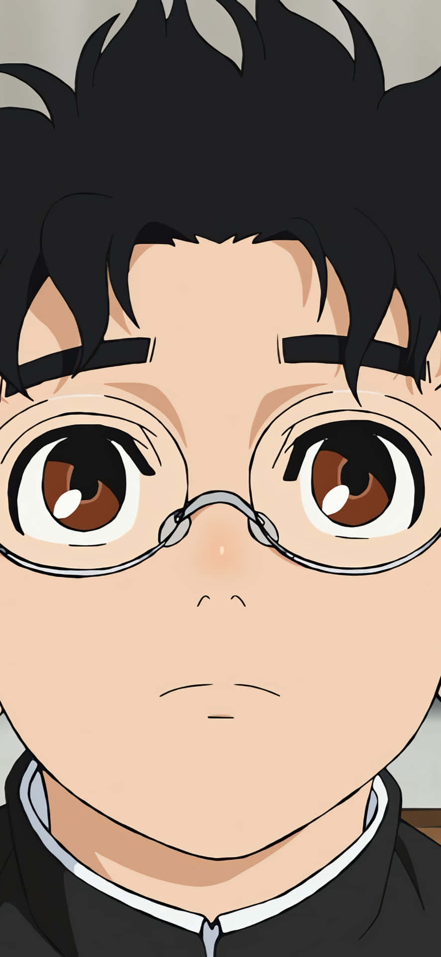  壁紙 — 動漫男孩特寫，黑色刺蝟頭，戴圓框眼鏡，專注地向前凝視。