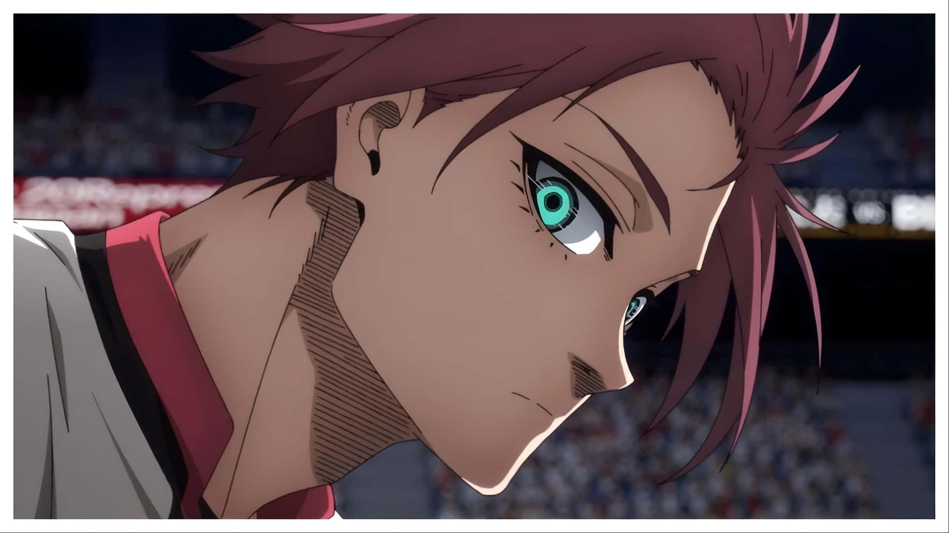  壁紙 — 體育館中，一個擁有尖刺紅髮和發光青綠色眼睛的動漫角色向下看的特寫。