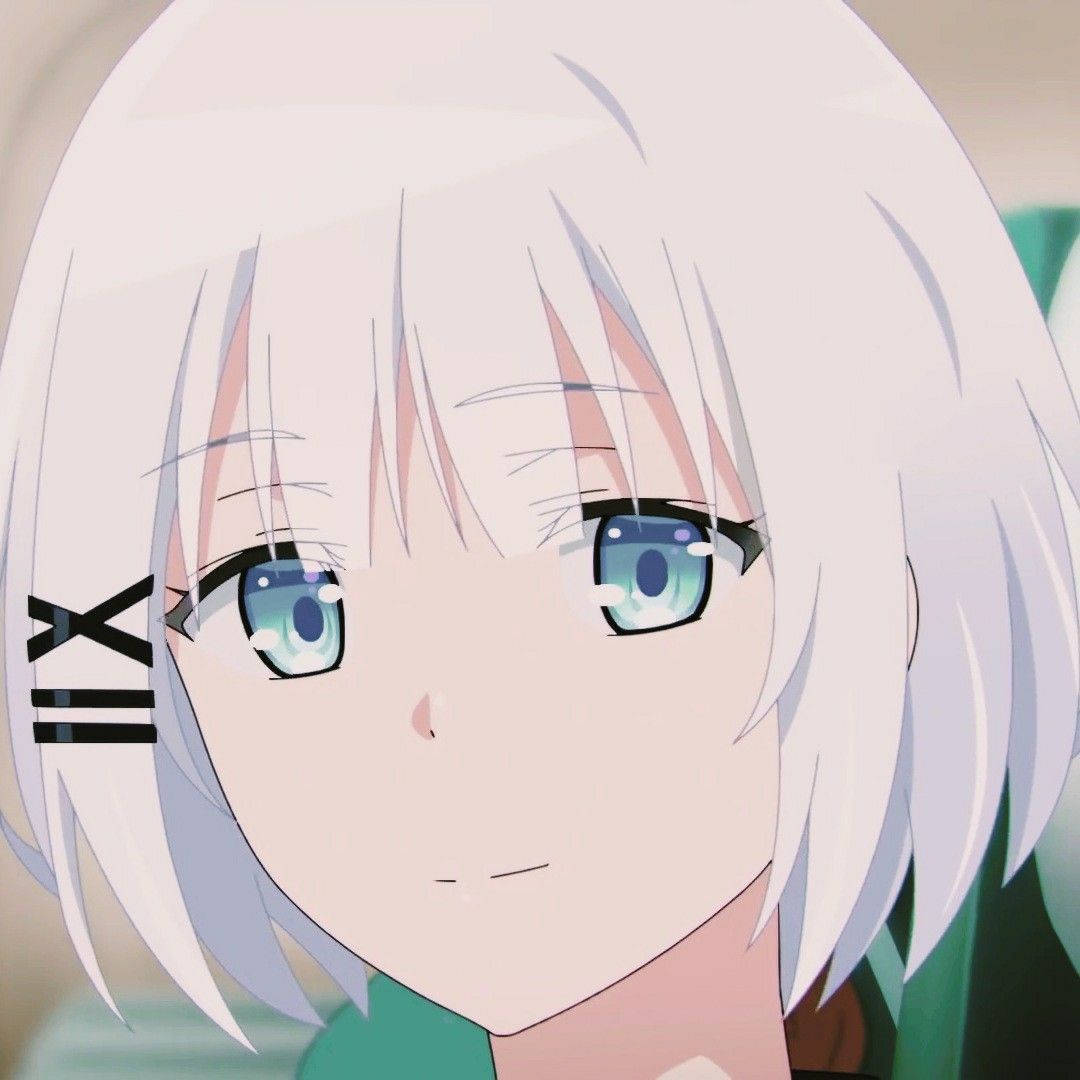 白髮藍眼動漫少女戴著黑色眼罩。