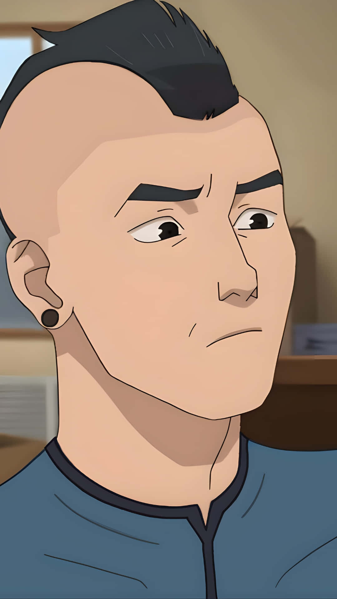  壁紙 — 動畫男子特寫，剃光頭配黑色莫霍克髮型，身穿藍色襯衫，表情嚴肅。