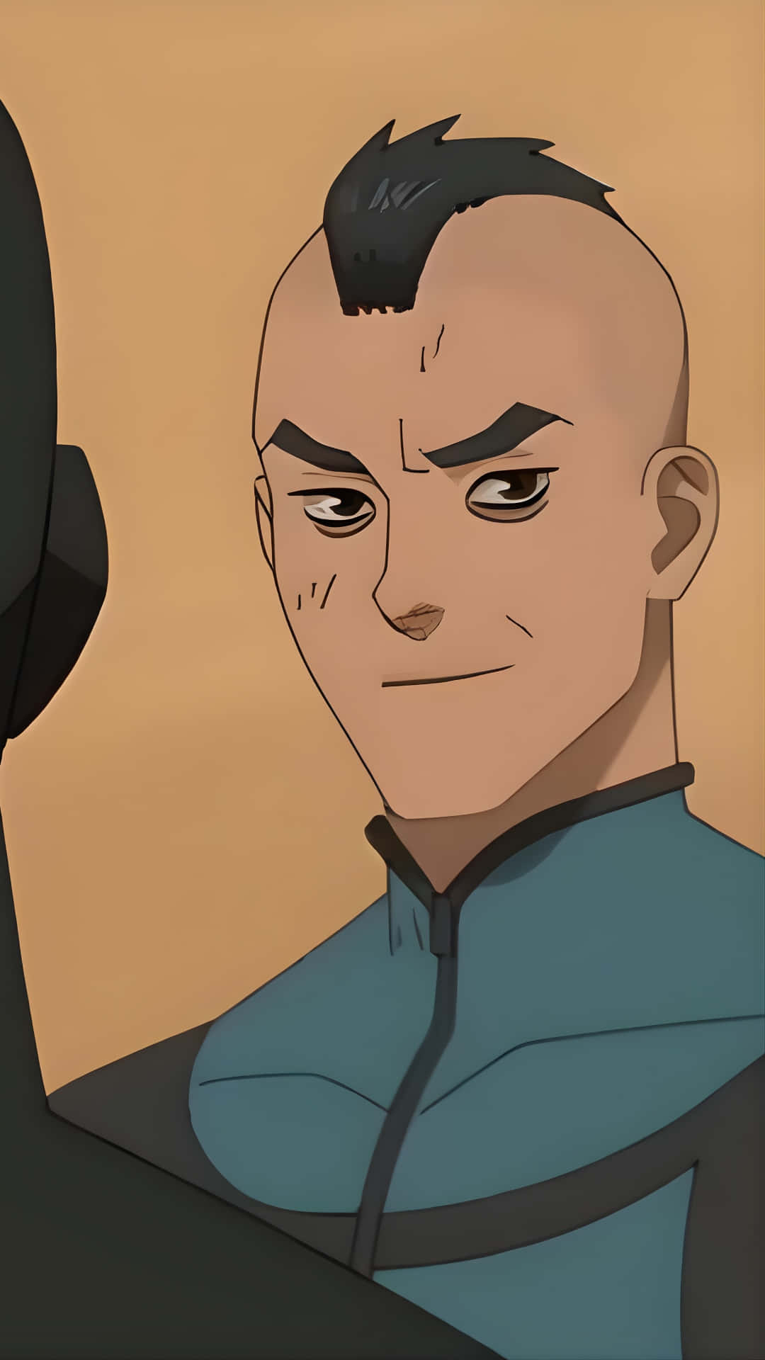  壁紙 — 動漫男子剃光頭頂著尖刺髮髻，身穿藍黑服裝，背景為溫暖米色。