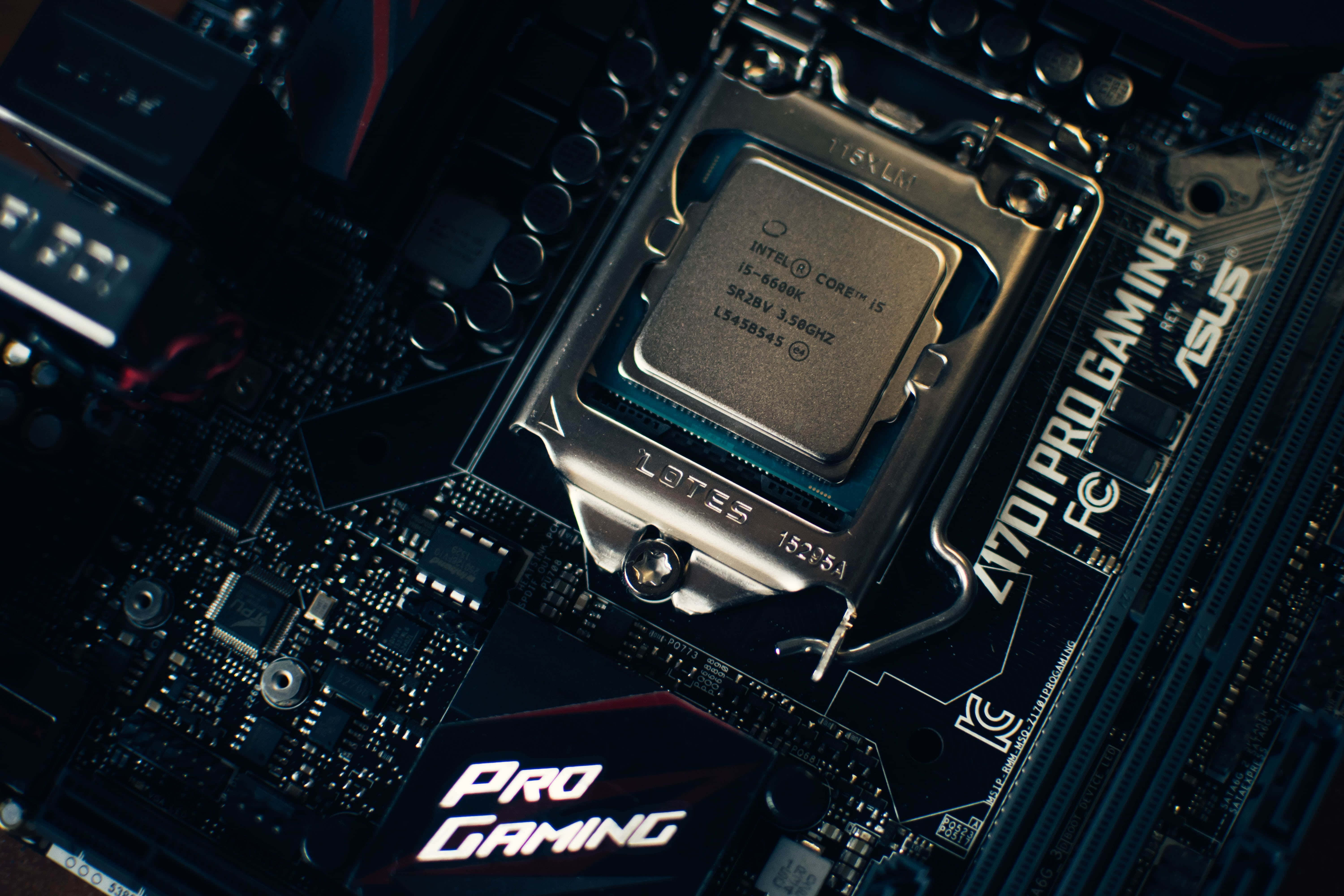 4K Processor 桌布 壁紙 — Intel Core i5 12600K 處理器安裝在 ASUS TUF Gaming 主機板上的特寫，帶有發光的紅色裝飾。