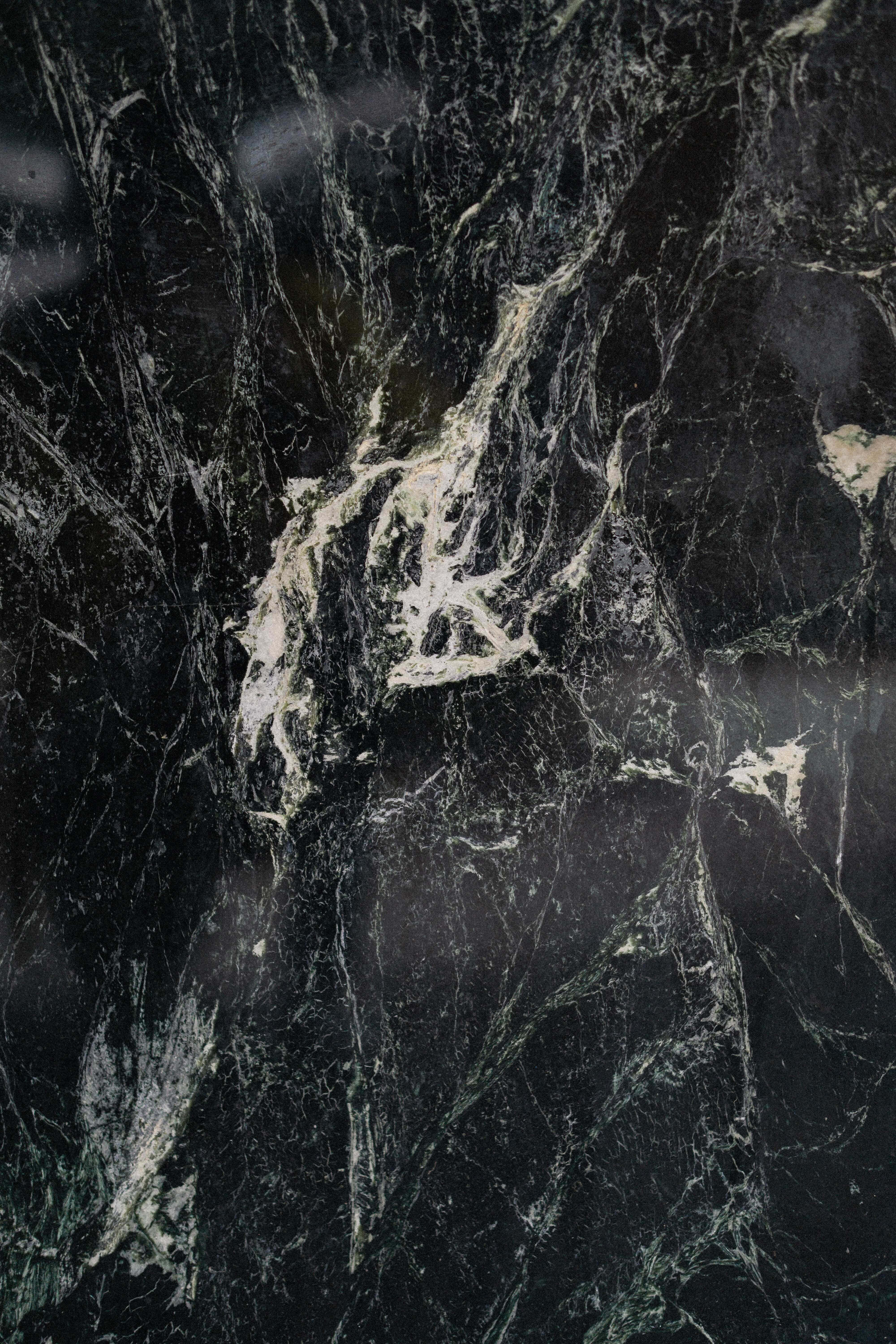 Black And White Marble 桌布 壁紙 — 深綠色大理石的近距離特寫，帶有複雜的白色和灰色紋理，營造出奢華的自然圖案。