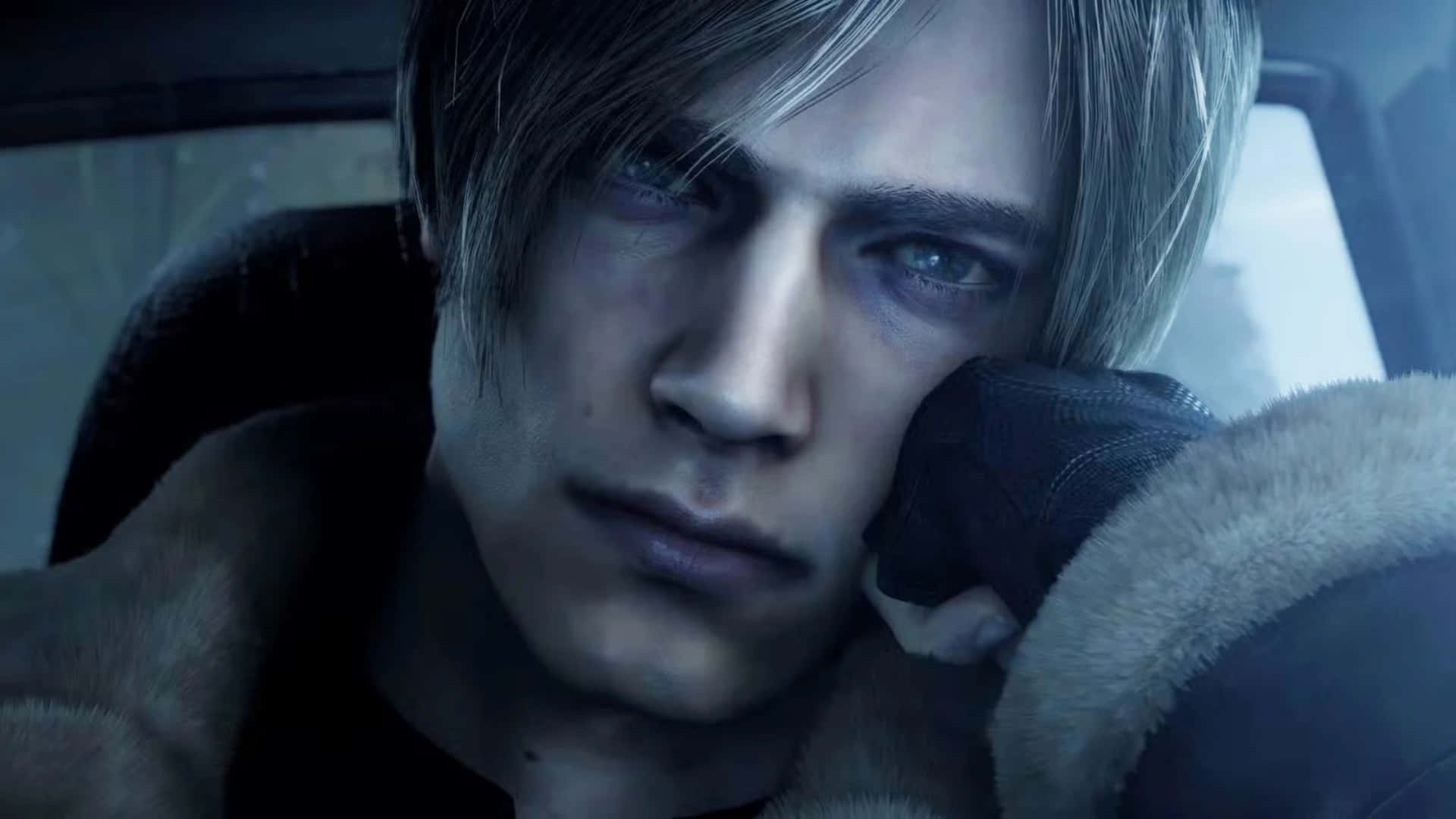  壁紙 — Leon S. Kennedy 穿著毛領外套的特寫，戴著手套的手托著臉頰，目光專注地向前望。