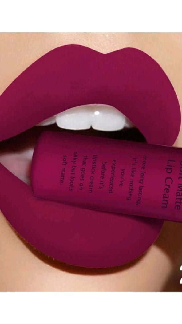 lipstick 桌布 壁紙 — 特寫鏡頭：塗上大膽洋紅色的嘴唇，手持一支相配的啞光唇膏管。