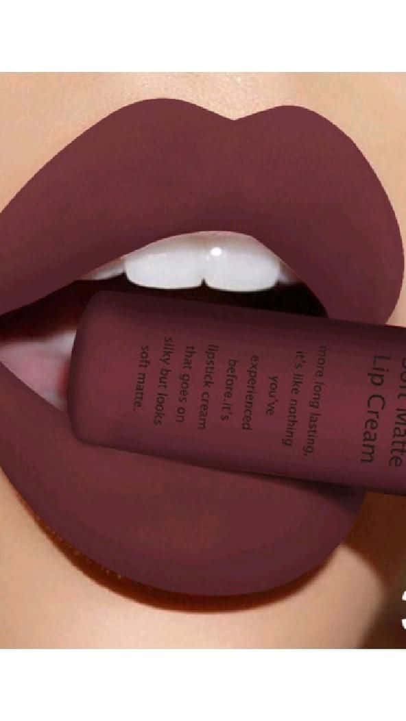 lipstick 桌布 壁紙 — 深酒紅色啞光唇膏塗抹的嘴唇特寫，手持產品管。