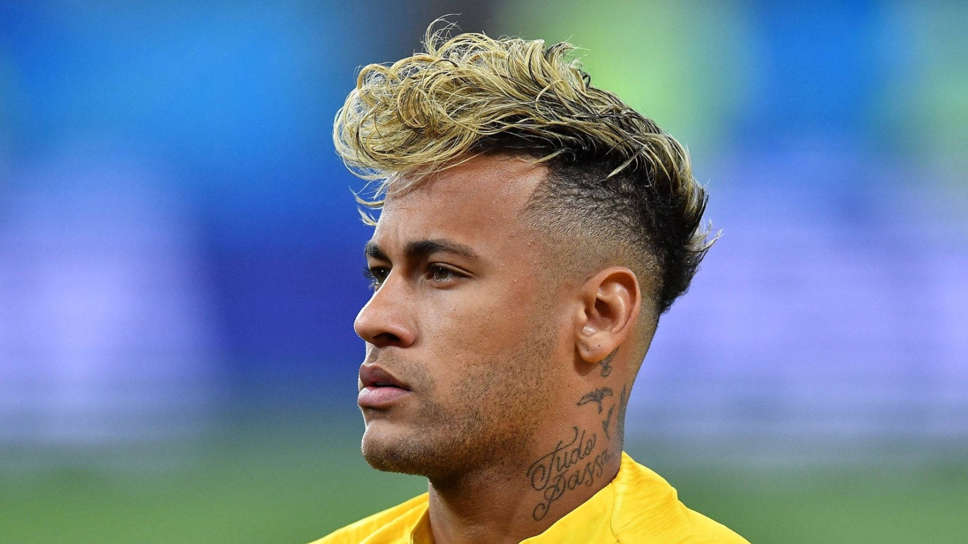 尼馬（Neymar Jr）身穿黃色球衣、漂白頭髮和頸部紋身。