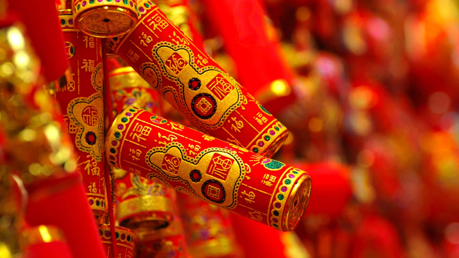  壁紙 — 華麗嘅紅色同金色爆竹嘅特寫，上面有中文字同複雜嘅圖案，溫暖咁發光。