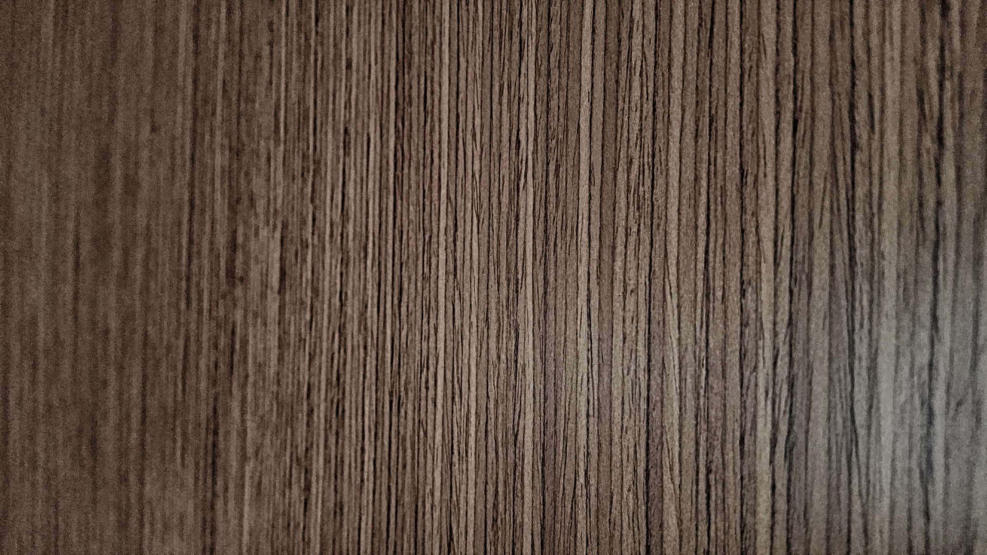 帶有垂直線條和自然圖案的深棕色木紋紋理。