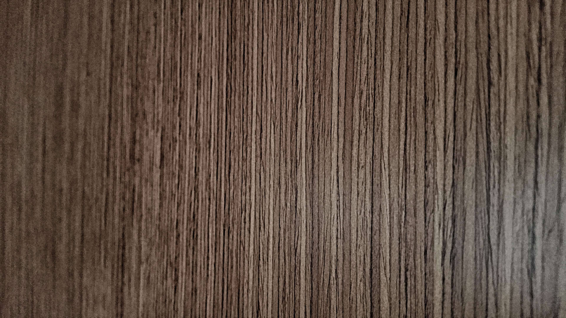 帶有垂直線條和自然圖案的深棕色木紋紋理。