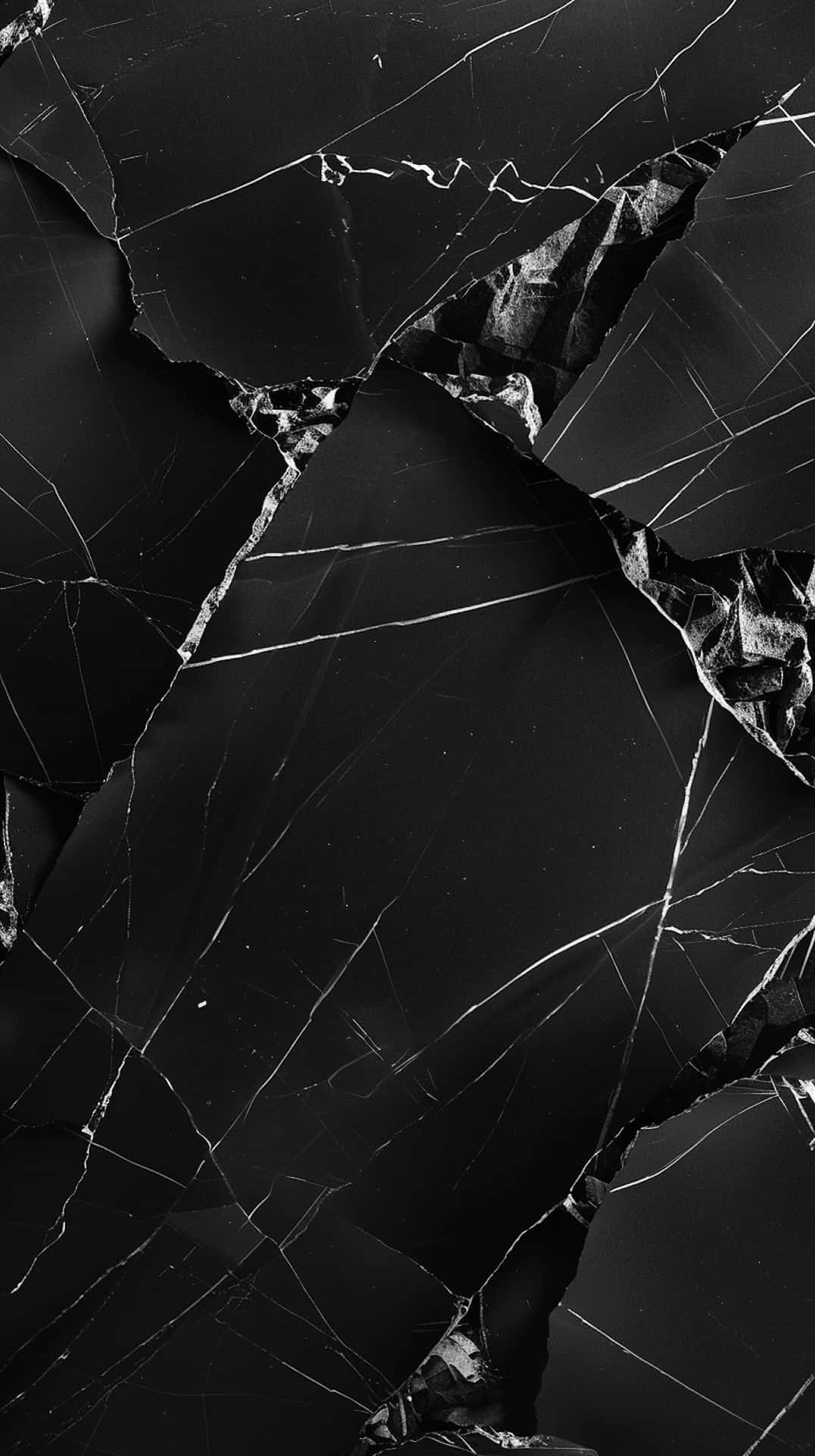 Black iPhone Xr 桌布 壁紙 — 碎裂黑色大理石的近距離特寫，帶有複雜的白色紋理和鋸齒狀裂縫。