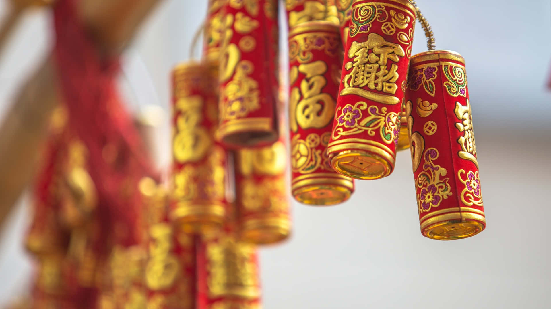  壁紙 — 鮮豔的紅色和金色中國鞭炮掛在節日慶祝中的特寫。