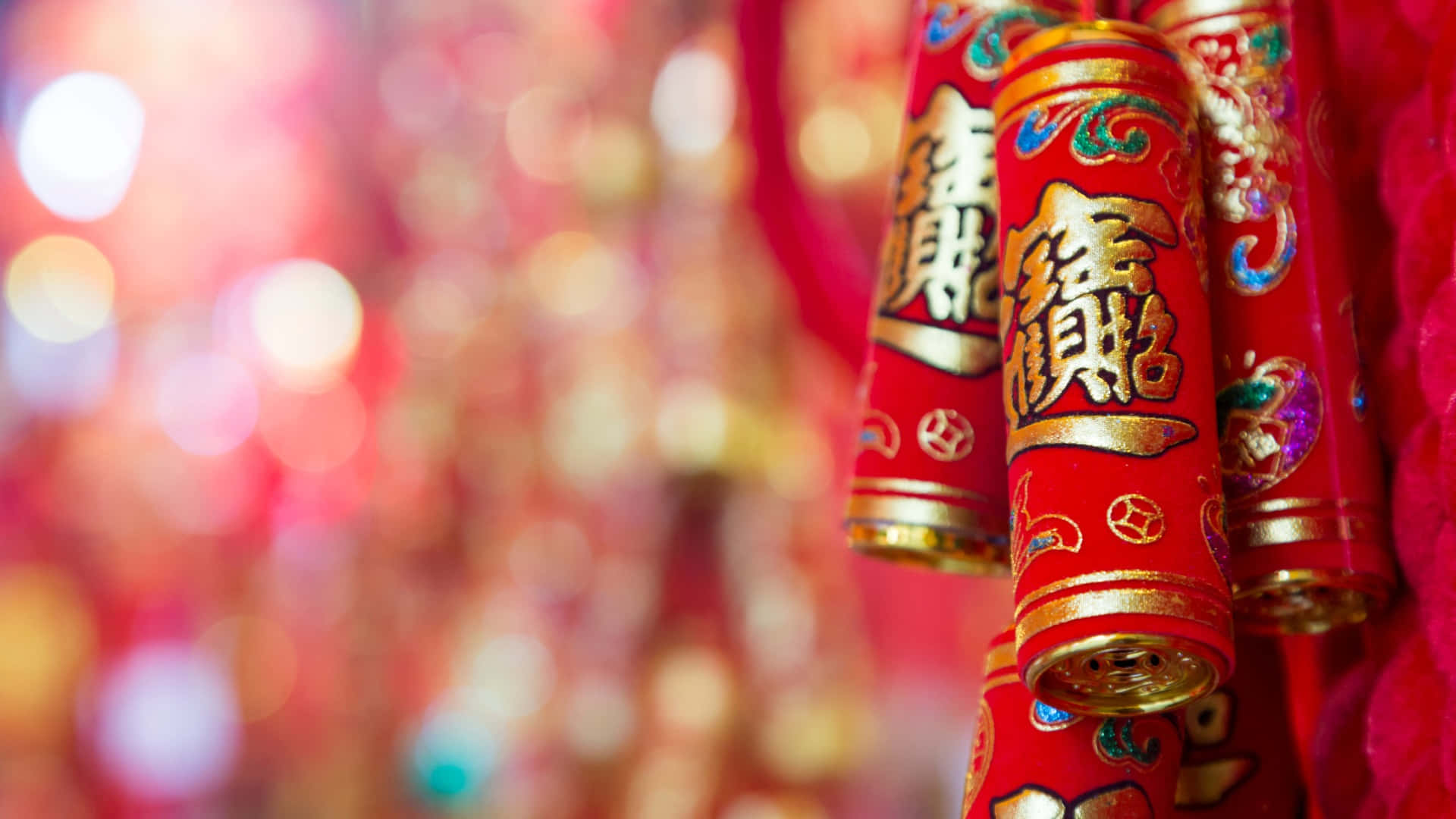  壁紙 — 金色中文字嘅鮮紅色爆竹特寫，背景係模糊嘅節日氣氛。