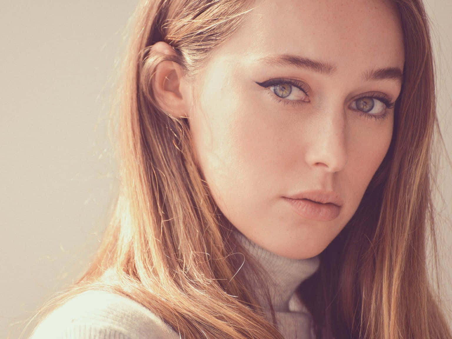 alycia debnam carey 桌布 壁紙 — 一位年輕女性的特寫肖像，擁有長長的金色頭髮和引人注目的藍色眼睛，直視鏡頭。