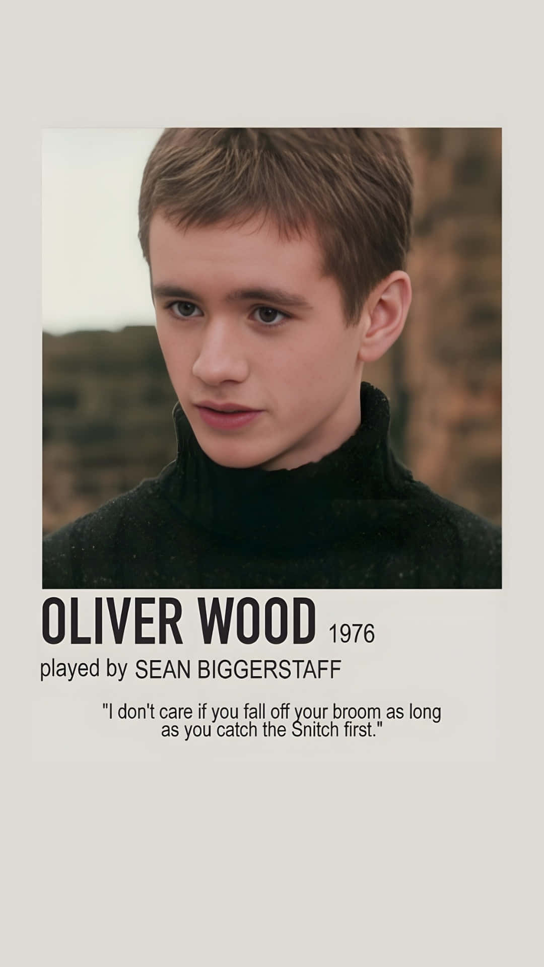  壁紙 — 演員Sean Biggerstaff飾演Oliver Wood的close-up肖像，身穿深色高領毛衣，背景為模糊的石牆。
