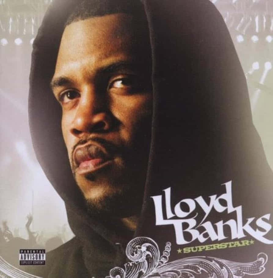 壁紙 — 饒舌歌手Lloyd Banks身穿黑色連帽衫的close-up肖像，背景有群眾和舞台燈光。