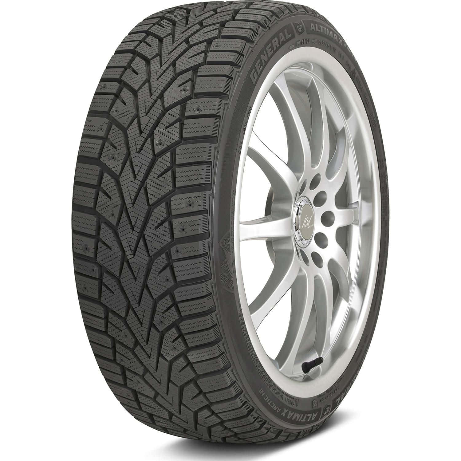 Winter Tires 桌布 壁紙 — 白色背景上，一個銀色多輻合金輪圈上安裝的General Altimax冬季輪胎的特寫攝影棚照片。