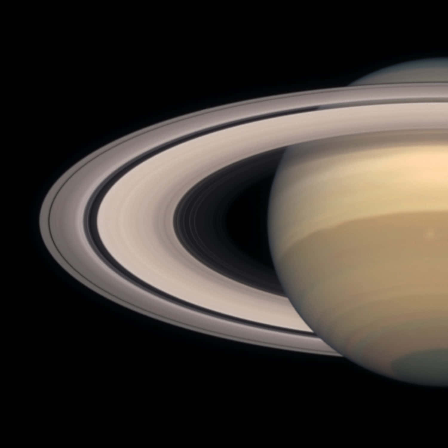 土星及其突出的光環在太空中被照亮。
