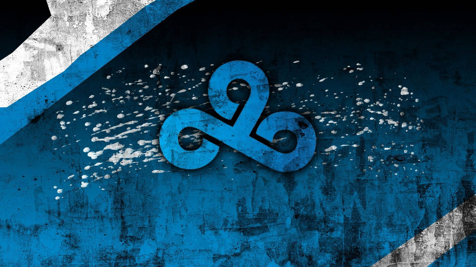 Cloud9髒黑洗效果標誌 壁紙 — 一個大膽的藍色三曲腿標誌，白色油漆濺在帶有對角線條紋的風化混凝土牆上。