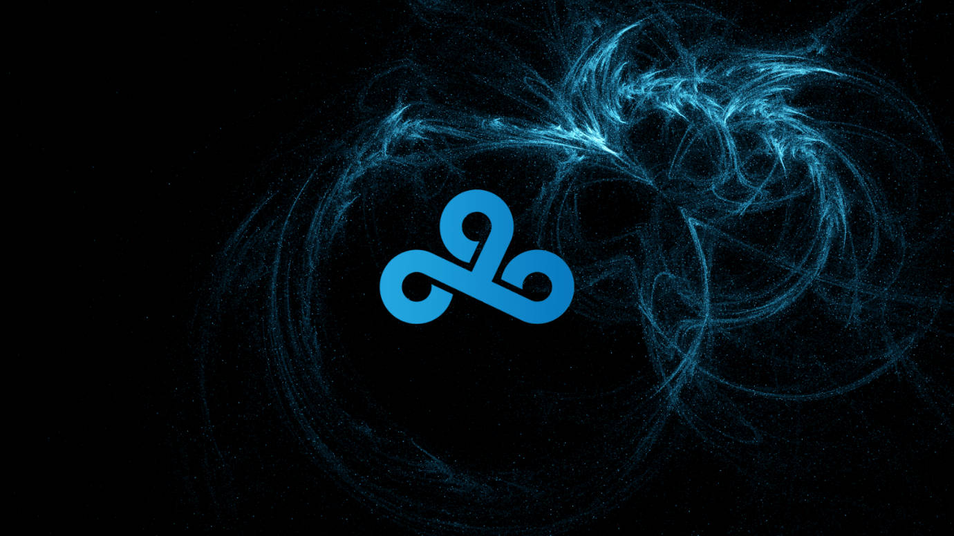 Cloud9 Esports CSGO Logo 壁紙 — 一個發光的藍色三曲腿圖標漂浮在旋轉的宇宙能量中，背景是佈滿星辰的黑色虛空。