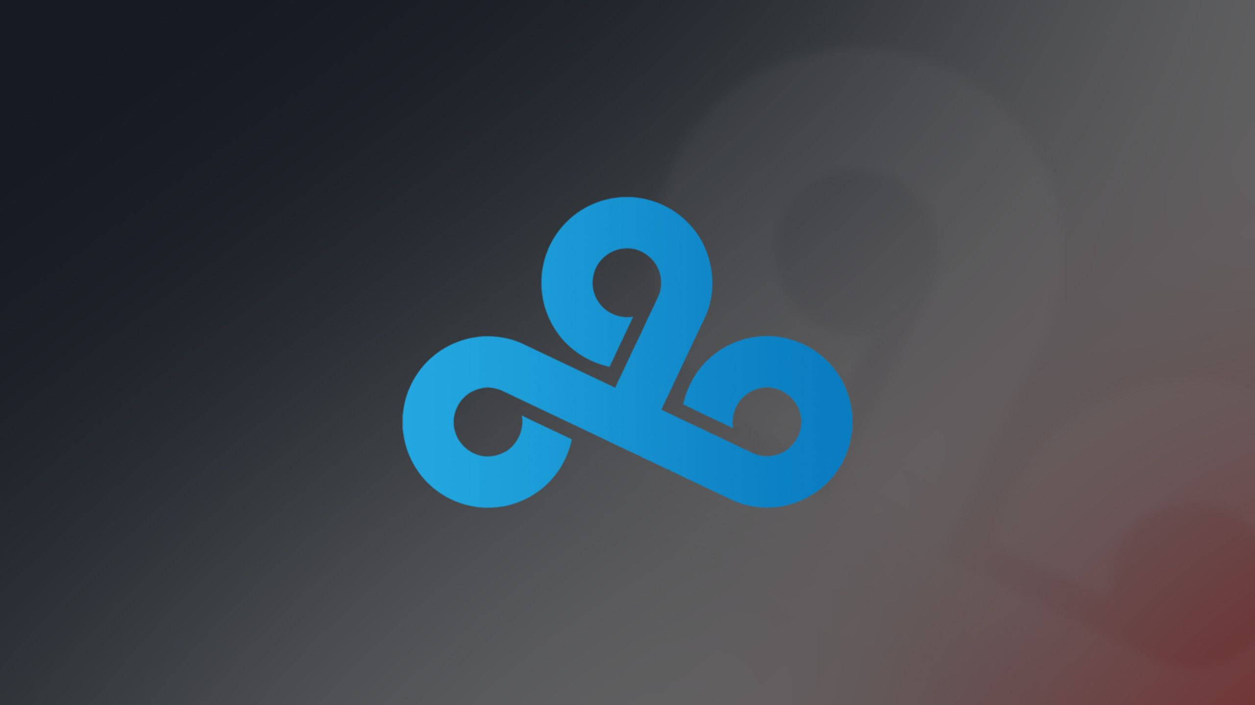 Cloud9 三九數字標誌 壁紙 — 一個時尚的藍色抽象標誌，帶有流暢的曲線，居中放置在帶有微妙紅色和灰色色調的深色漸變背景上。