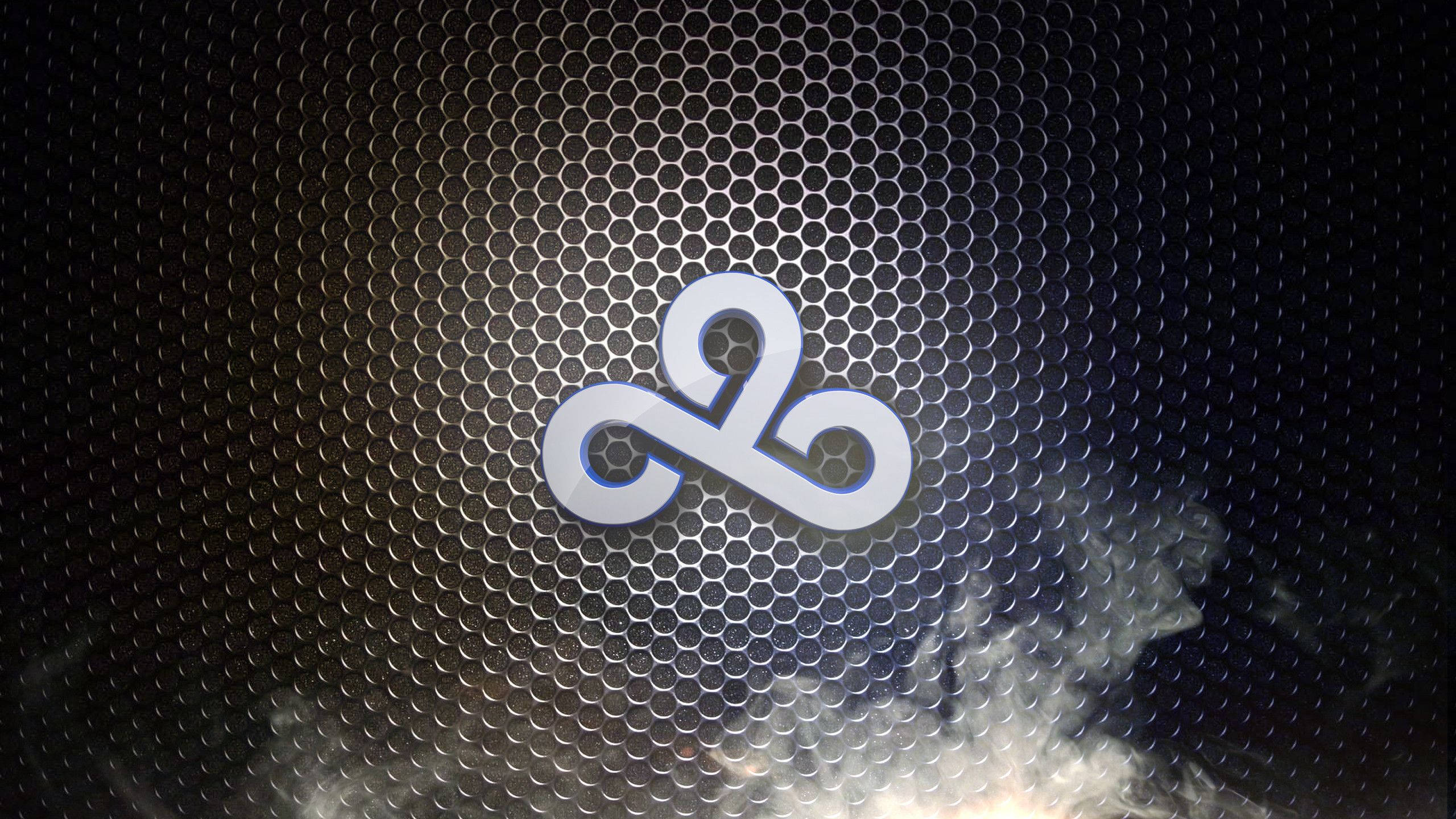 Cloud9 金屬網格背景 壁紙 — 一個發光的白色標誌置於深色穿孔金屬格柵中央，下方有縷縷煙霧旋轉。